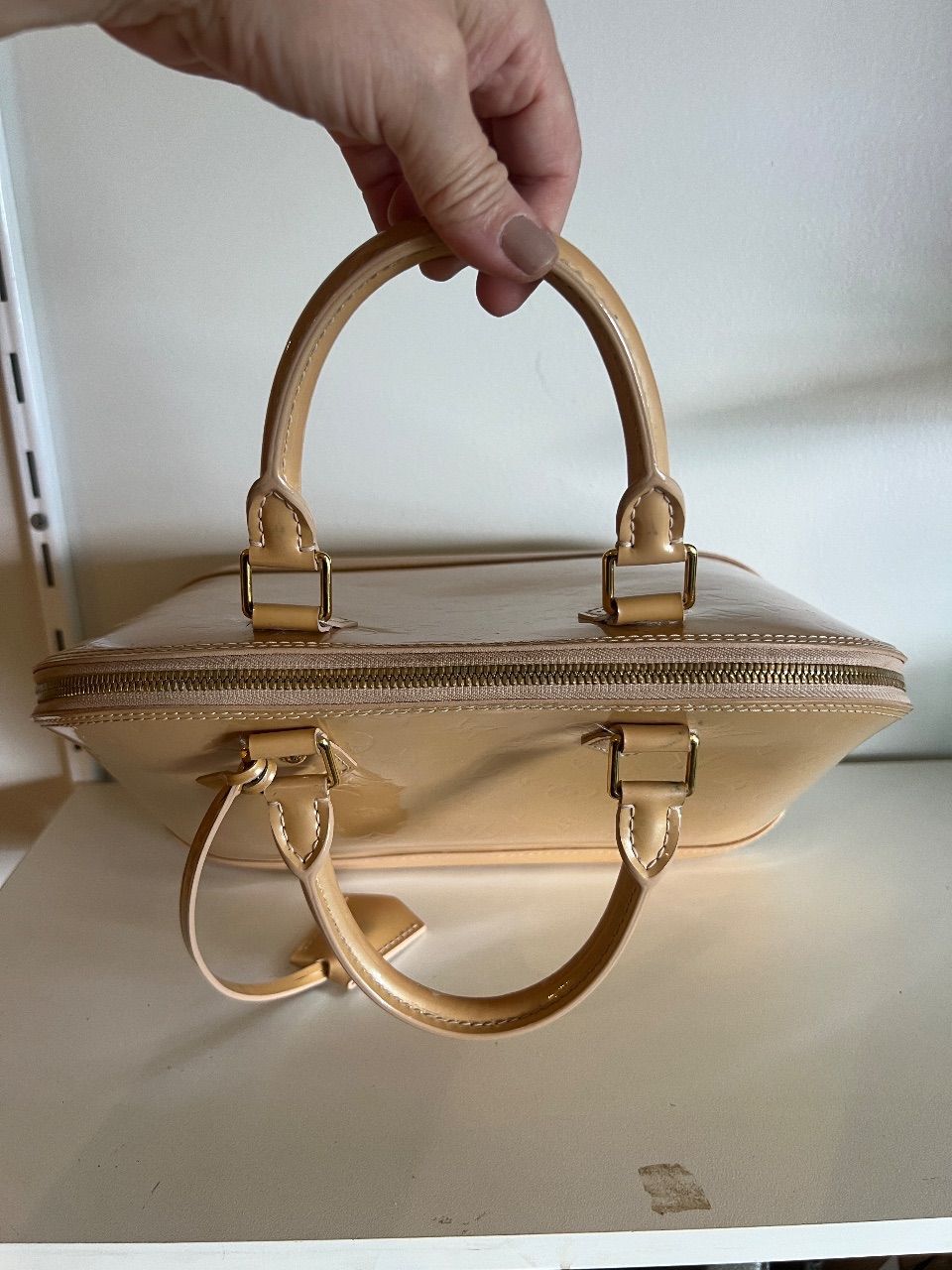 Bolsa Alma PM verniz bege — foto 8