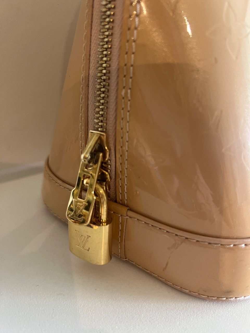 Bolsa Alma PM verniz bege — foto 9