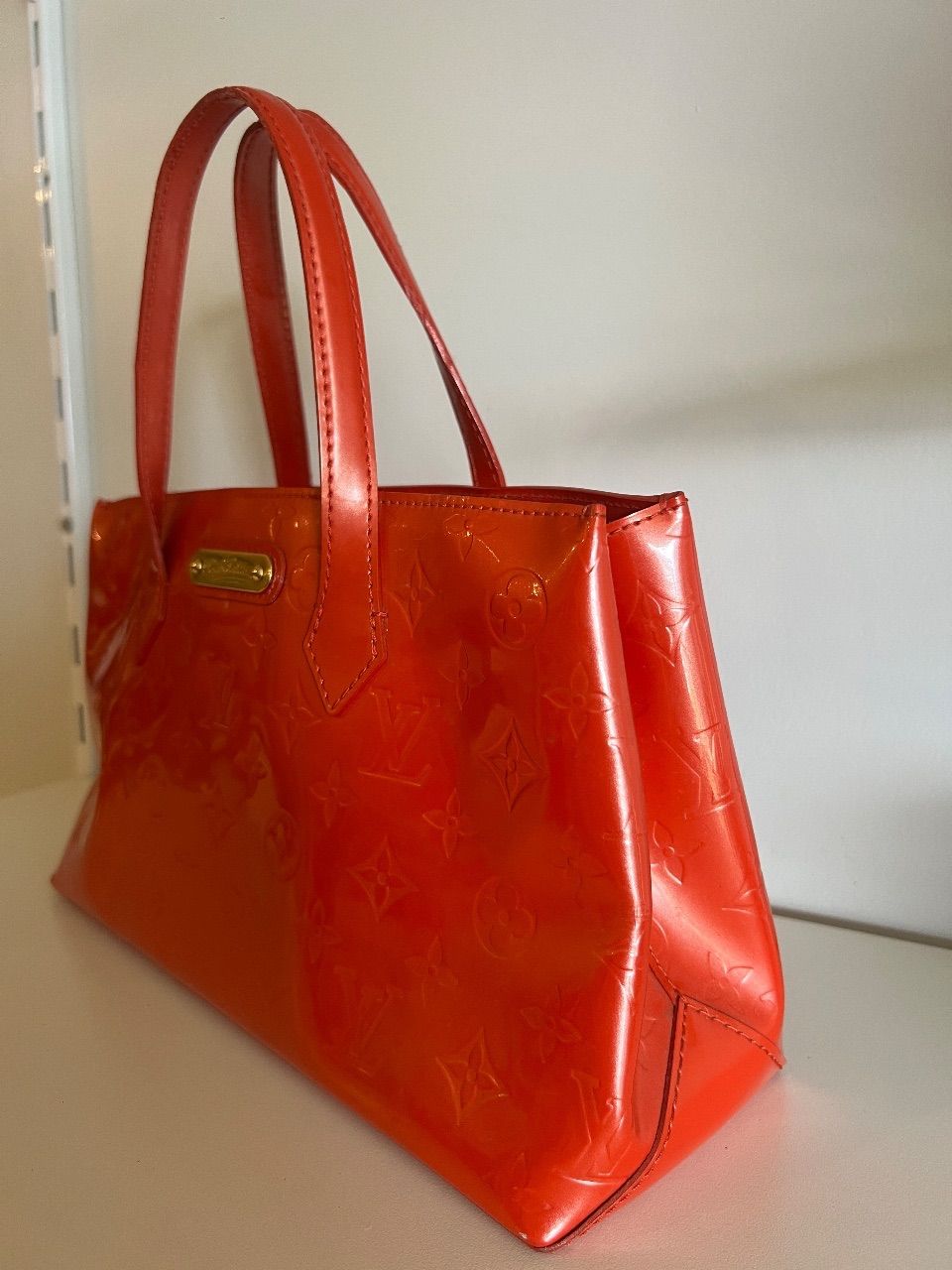 Bolsa Wilshire PM verniz coral — foto 3