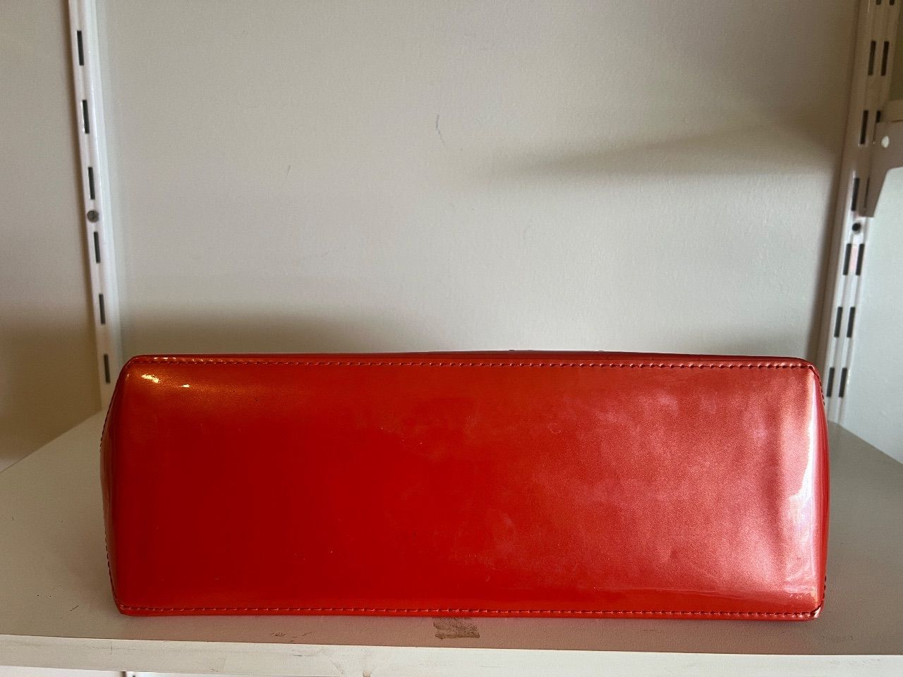 Bolsa Wilshire PM verniz coral — foto 4