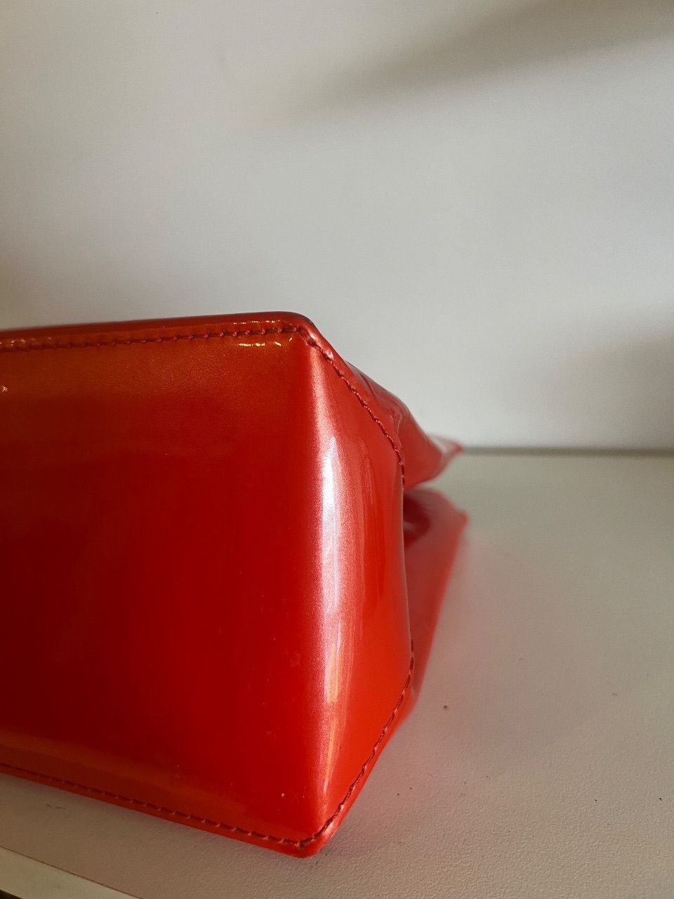 Bolsa Wilshire PM verniz coral — foto 5