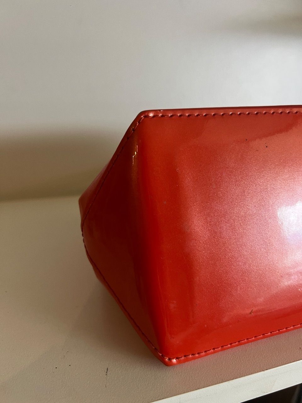 Bolsa Wilshire PM verniz coral — foto 6