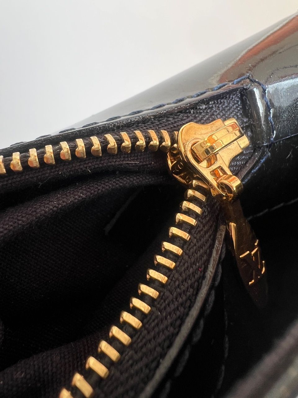 Bolsa clutch Sobe verniz preta — foto 10