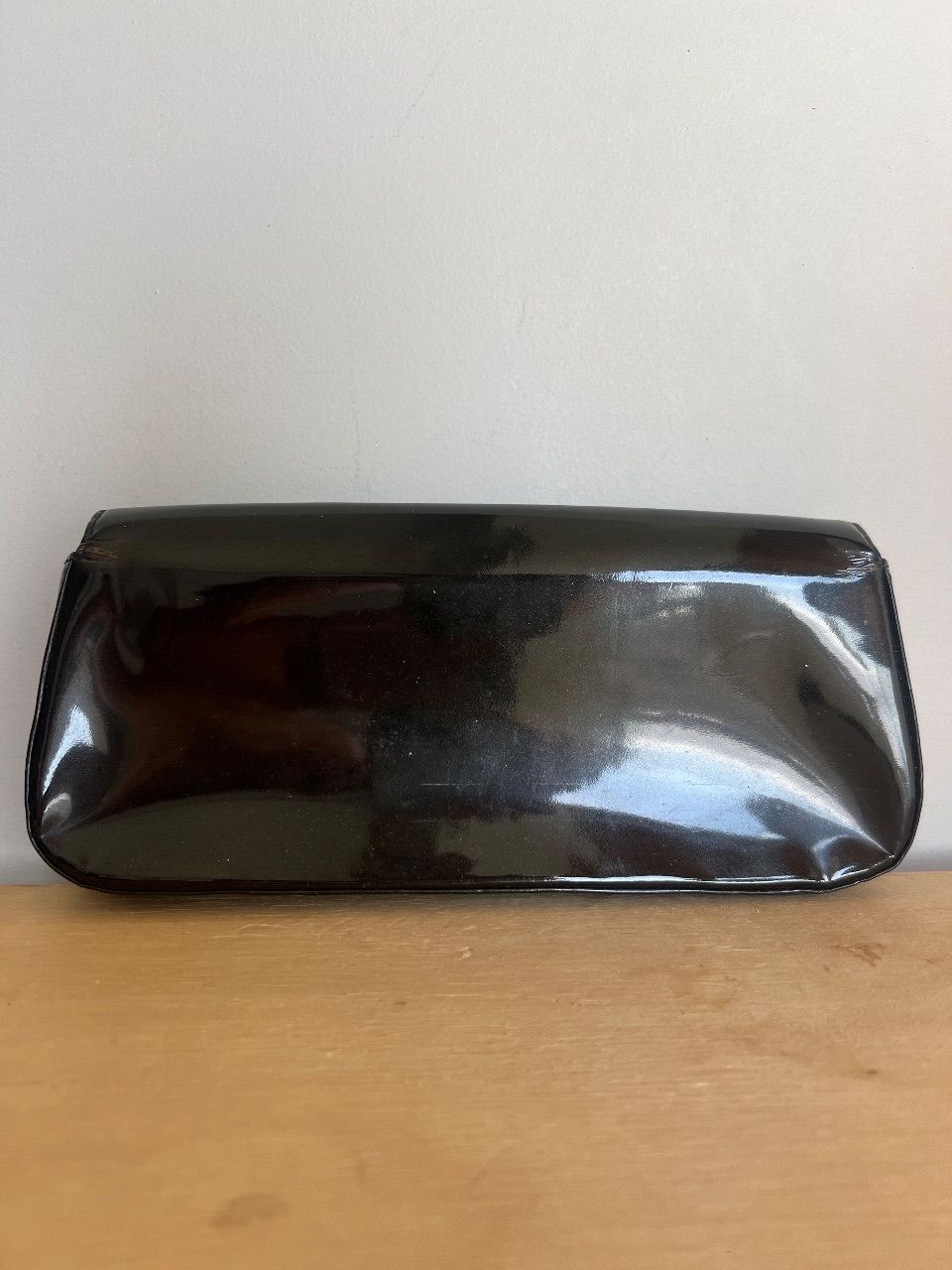 Bolsa clutch Sobe verniz preta — foto 3