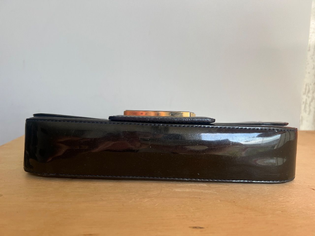 Bolsa clutch Sobe verniz preta — foto 7