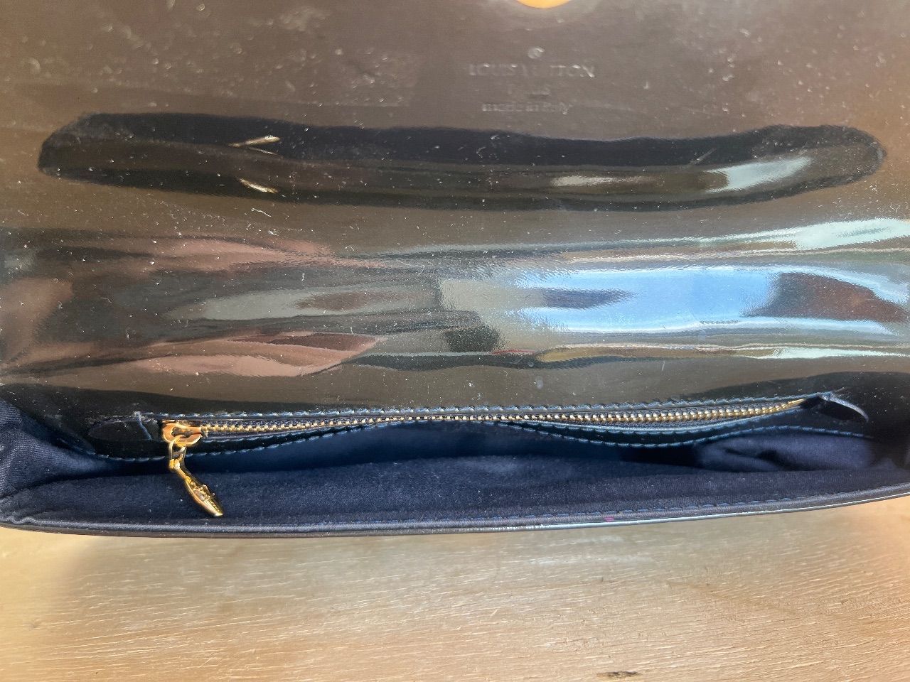 Bolsa clutch Sobe verniz preta — foto 9