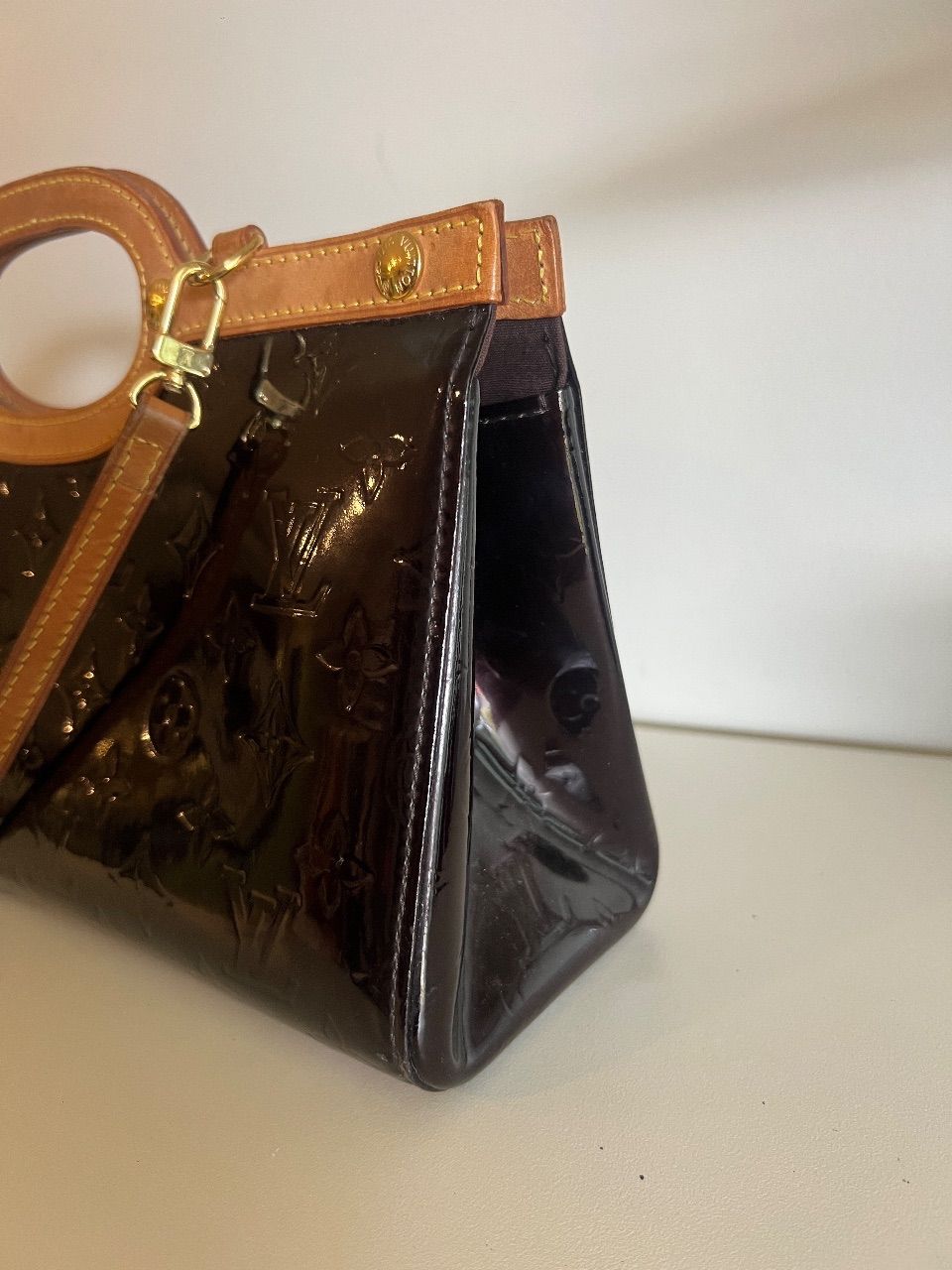 Bolsa clutch Roxbury verniz amarante café — foto 2