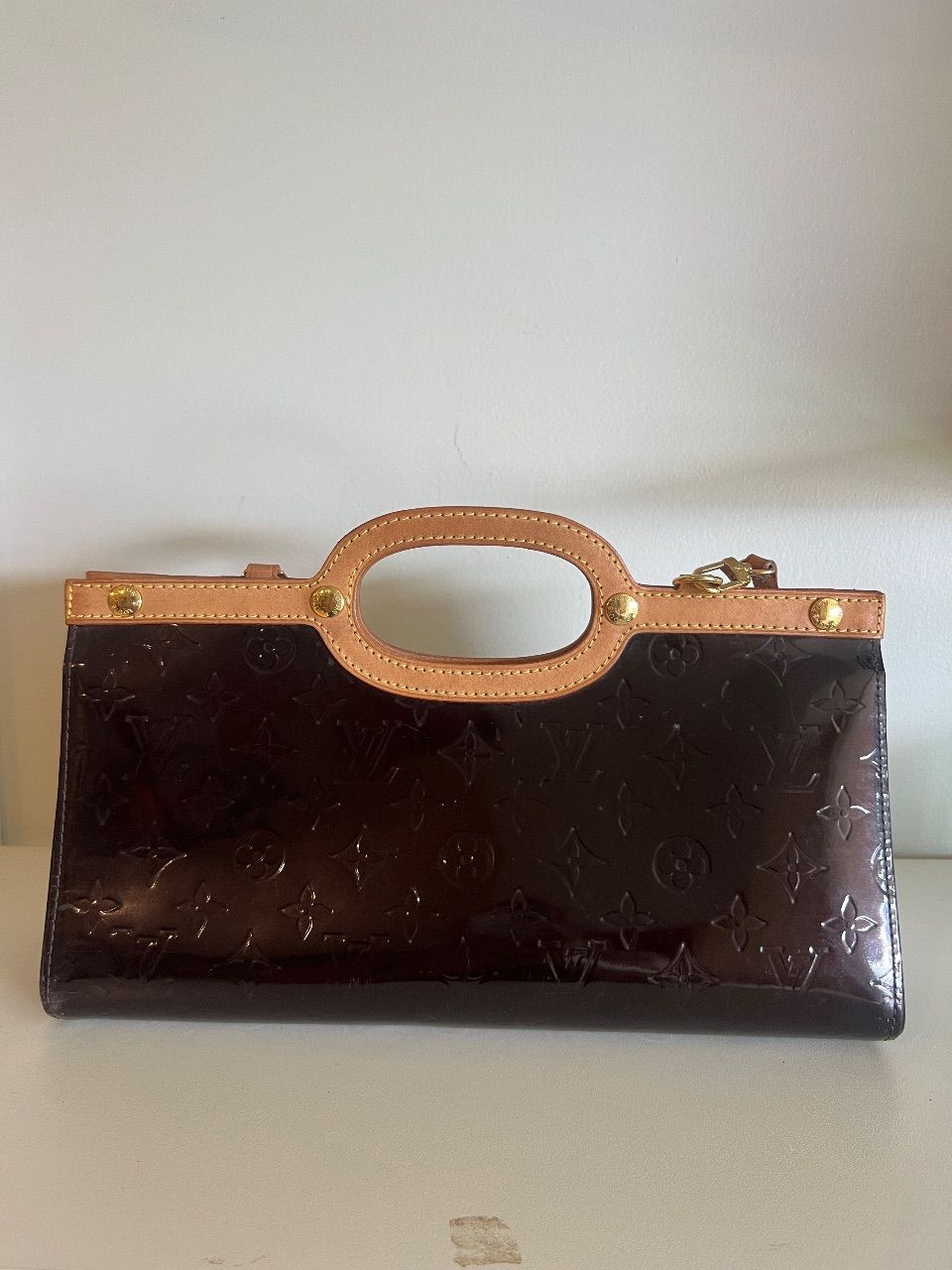 Bolsa clutch Roxbury verniz amarante café — foto 3