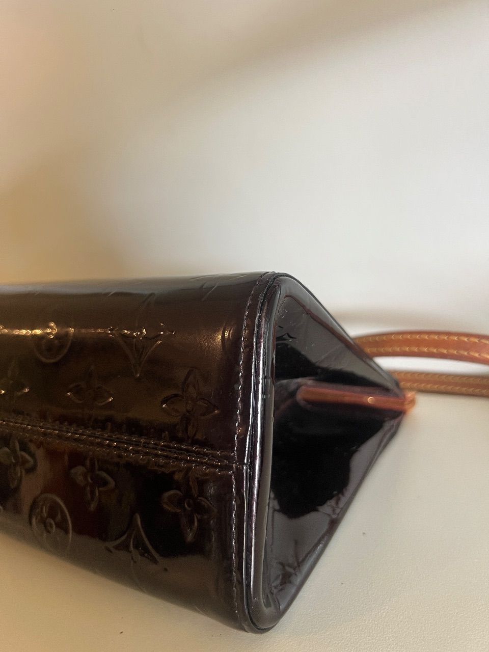Bolsa clutch Roxbury verniz amarante café — foto 5