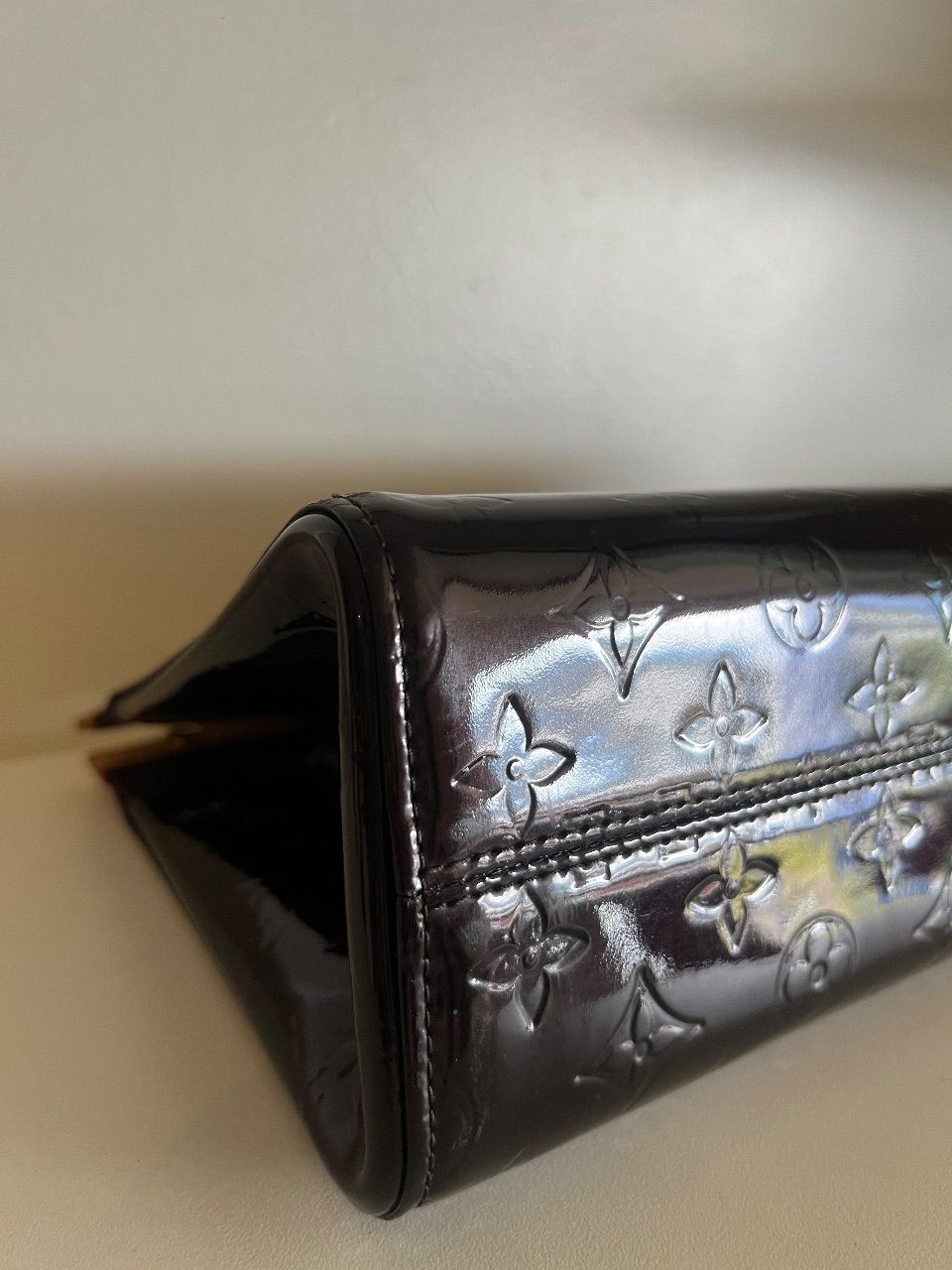 Bolsa clutch Roxbury verniz amarante café — foto 6