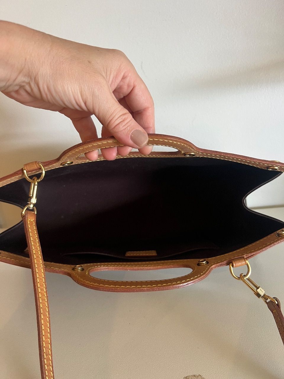 Bolsa clutch Roxbury verniz amarante café — foto 7