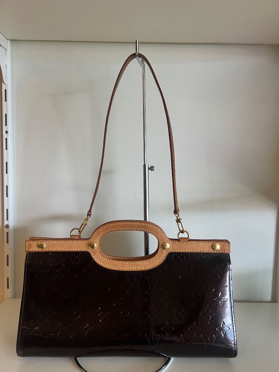 Bolsa clutch Roxbury verniz amarante café — foto 8
