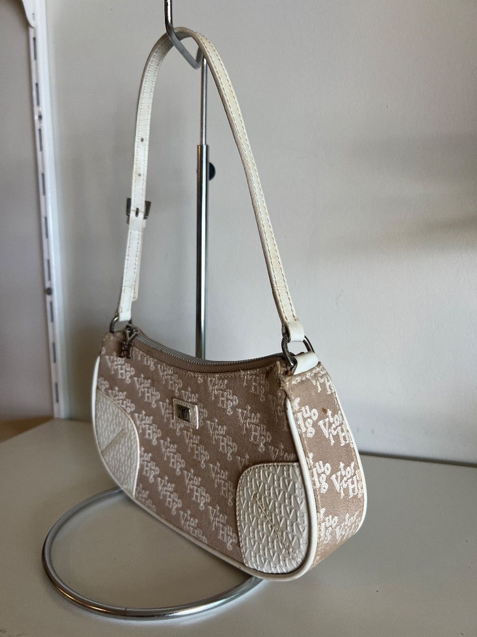 Bolsa baguete monograma off-white com alça de couro — foto 2