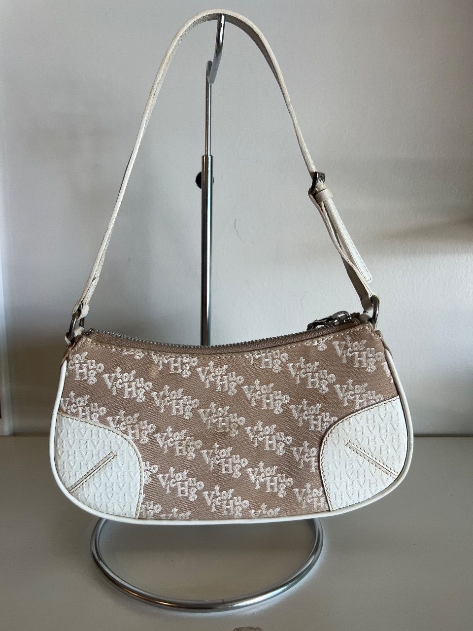 Bolsa baguete monograma off-white com alça de couro — foto 3