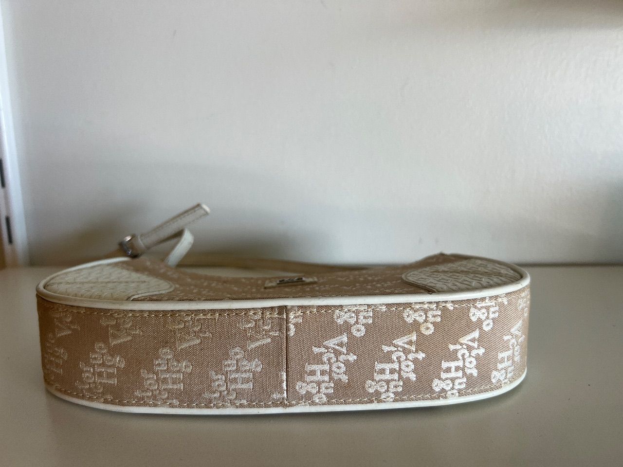 Bolsa baguete monograma off-white com alça de couro — foto 4