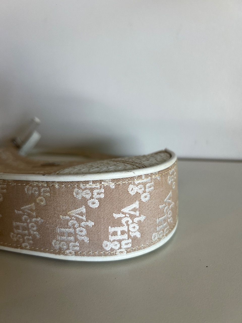 Bolsa baguete monograma off-white com alça de couro — foto 5