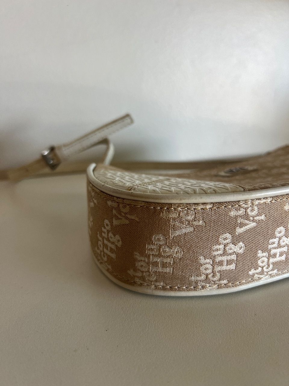 Bolsa baguete monograma off-white com alça de couro — foto 6