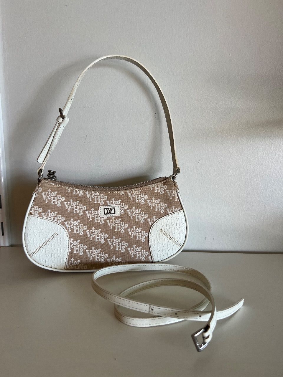 Bolsa baguete monograma off-white com alça de couro — foto 8