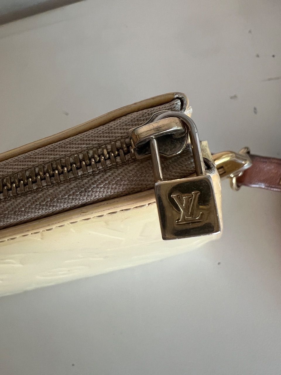 Bolsa pochette verniz creme com alça — foto 10