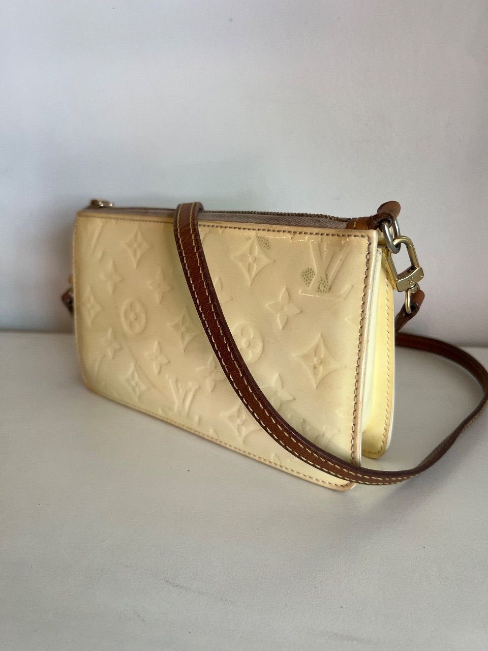 Bolsa pochette verniz creme com alça — foto 2