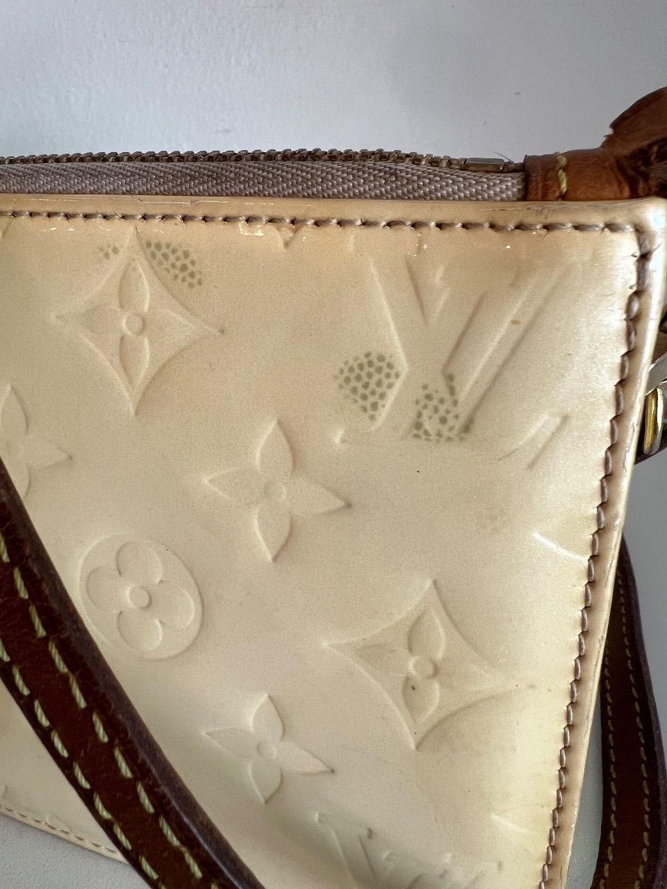 Bolsa pochette verniz creme com alça — foto 3