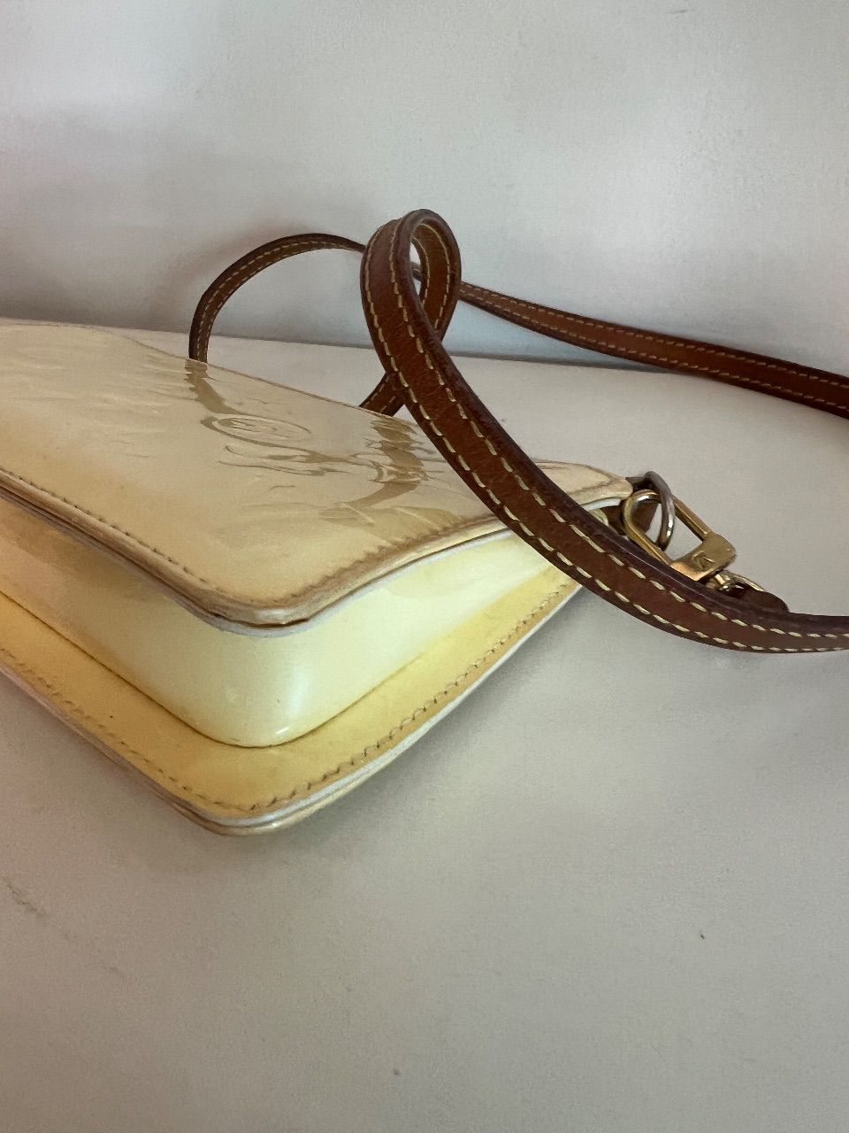 Bolsa pochette verniz creme com alça — foto 4