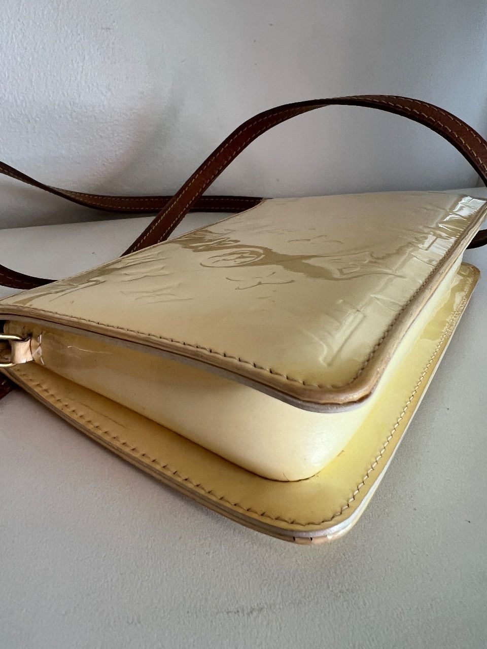 Bolsa pochette verniz creme com alça — foto 5