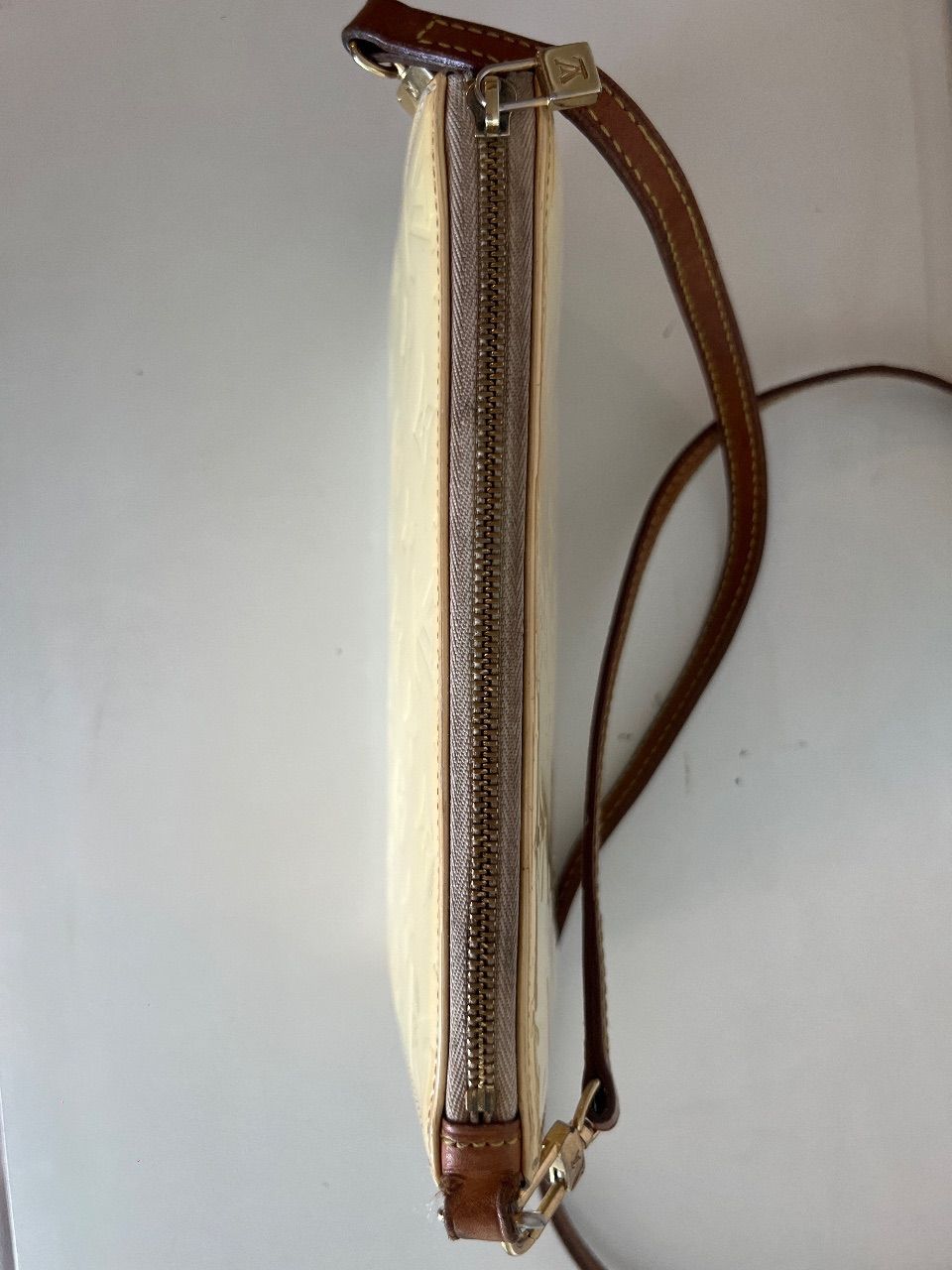 Bolsa pochette verniz creme com alça — foto 6