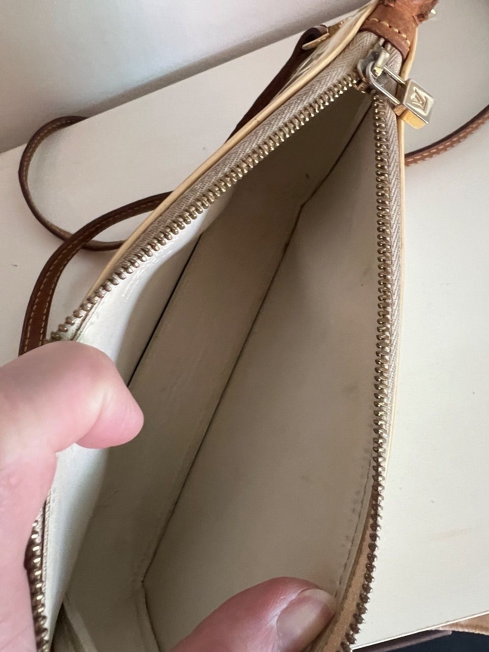 Bolsa pochette verniz creme com alça — foto 7
