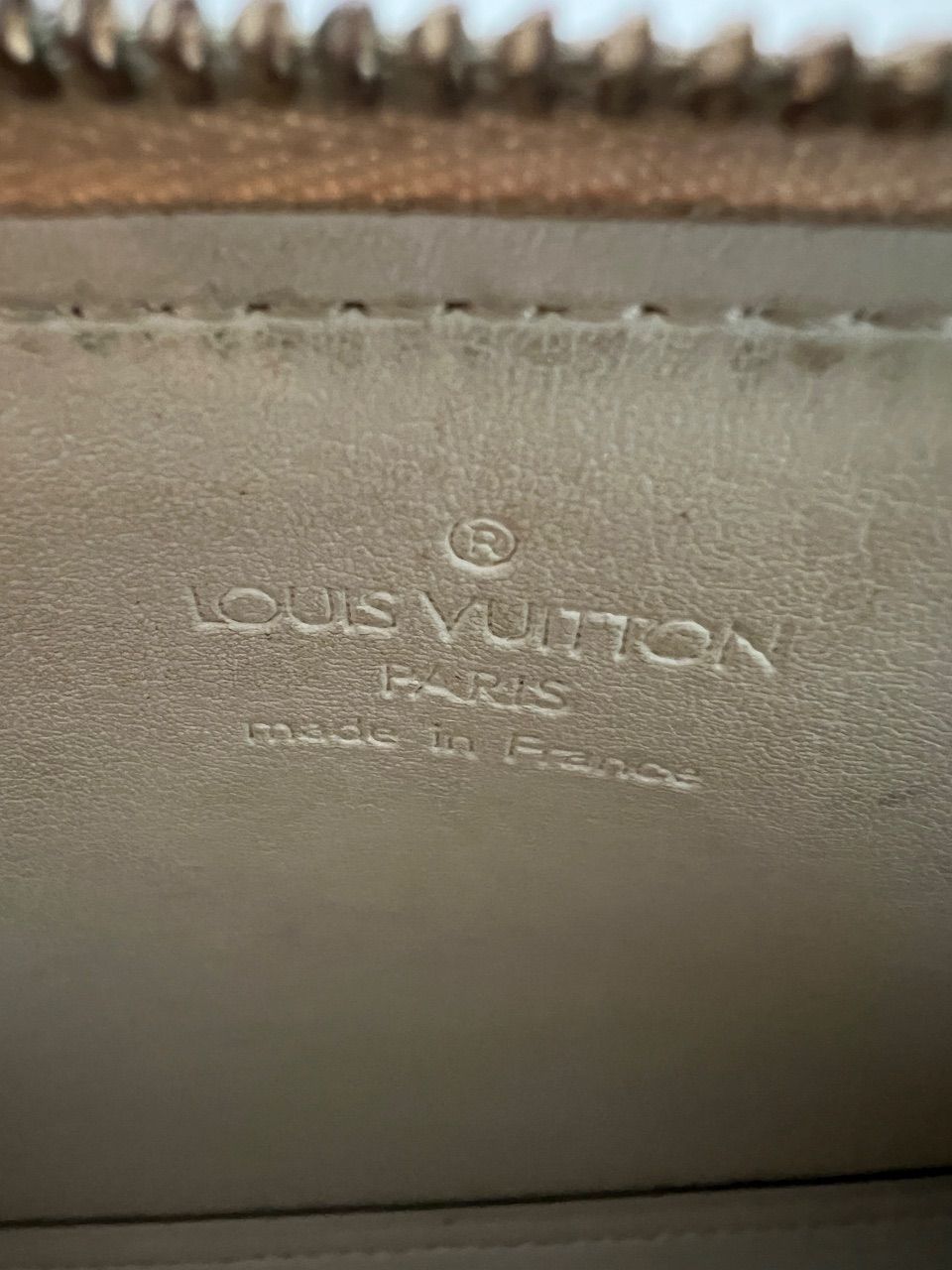 Bolsa pochette verniz creme com alça — foto 8