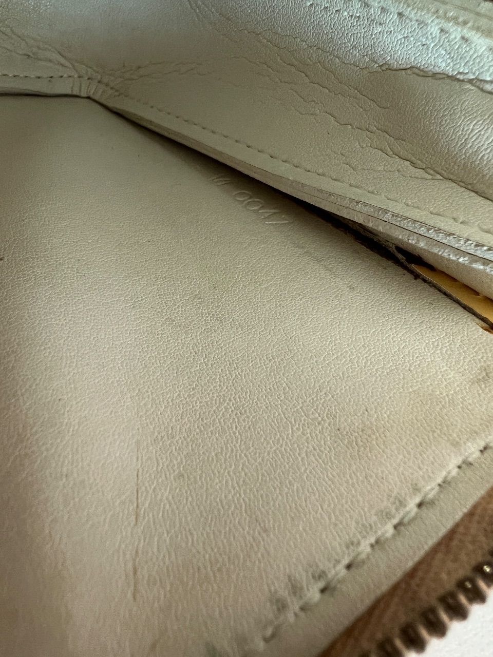 Bolsa pochette verniz creme com alça — foto 9