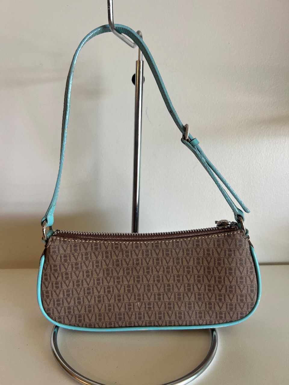 Bolsa baguete monograma marrom com detalhe turquesa — foto 2