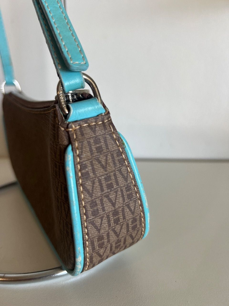Bolsa baguete monograma marrom com detalhe turquesa — foto 3