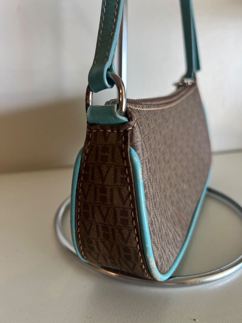 Bolsa baguete monograma marrom com detalhe turquesa — foto 4