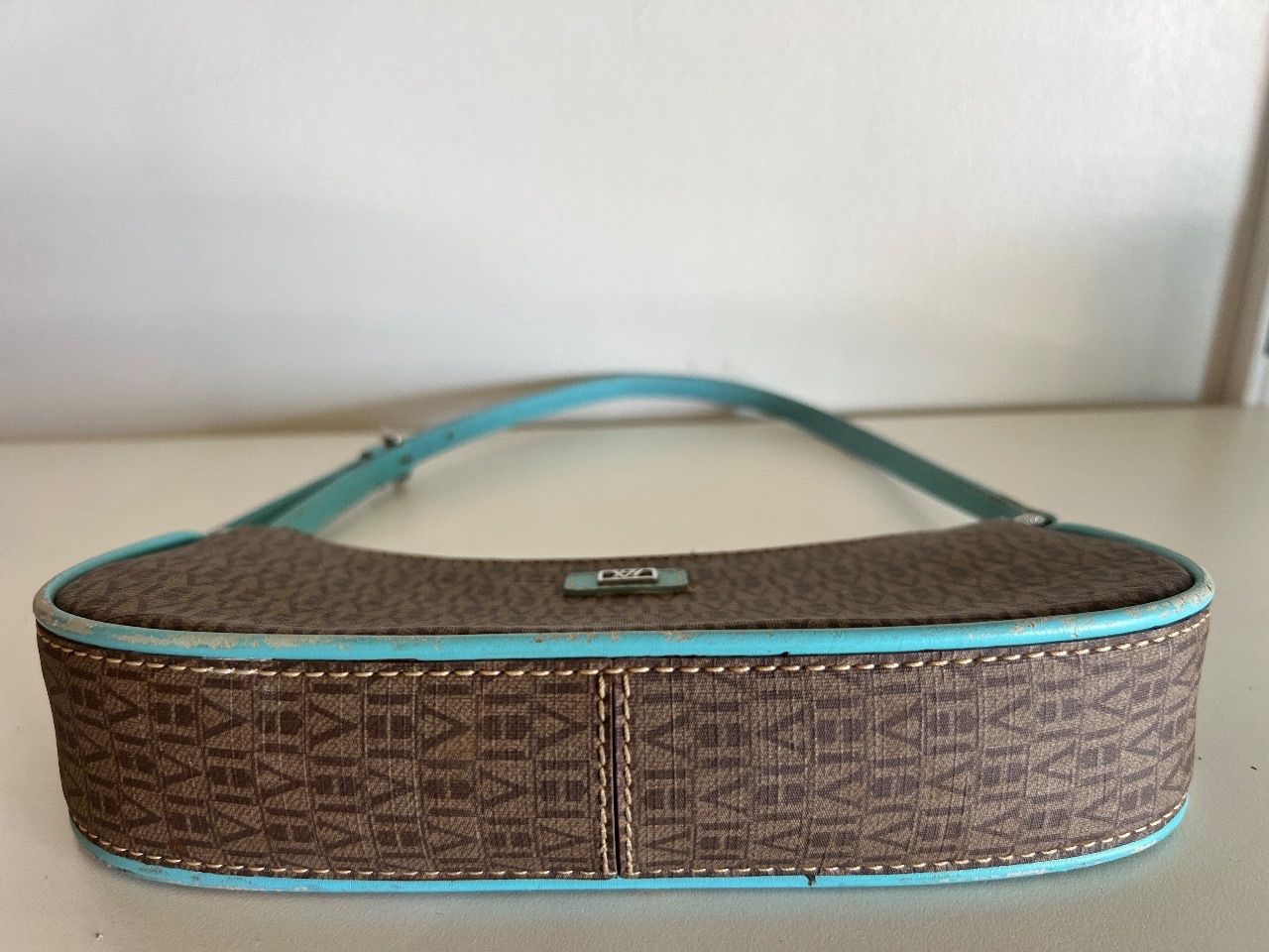 Bolsa baguete monograma marrom com detalhe turquesa — foto 5