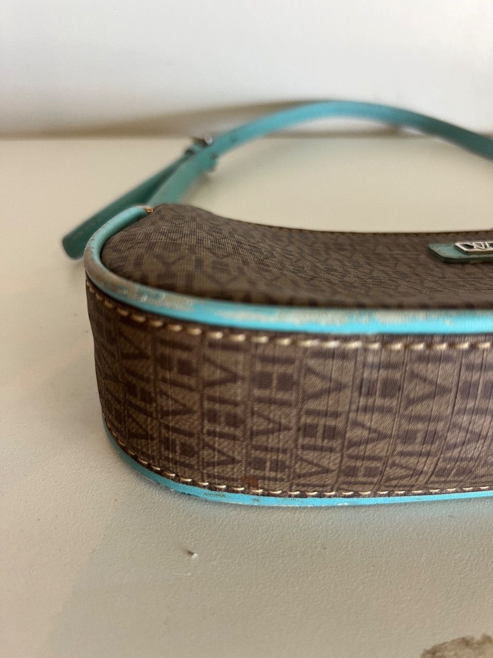 Bolsa baguete monograma marrom com detalhe turquesa — foto 6