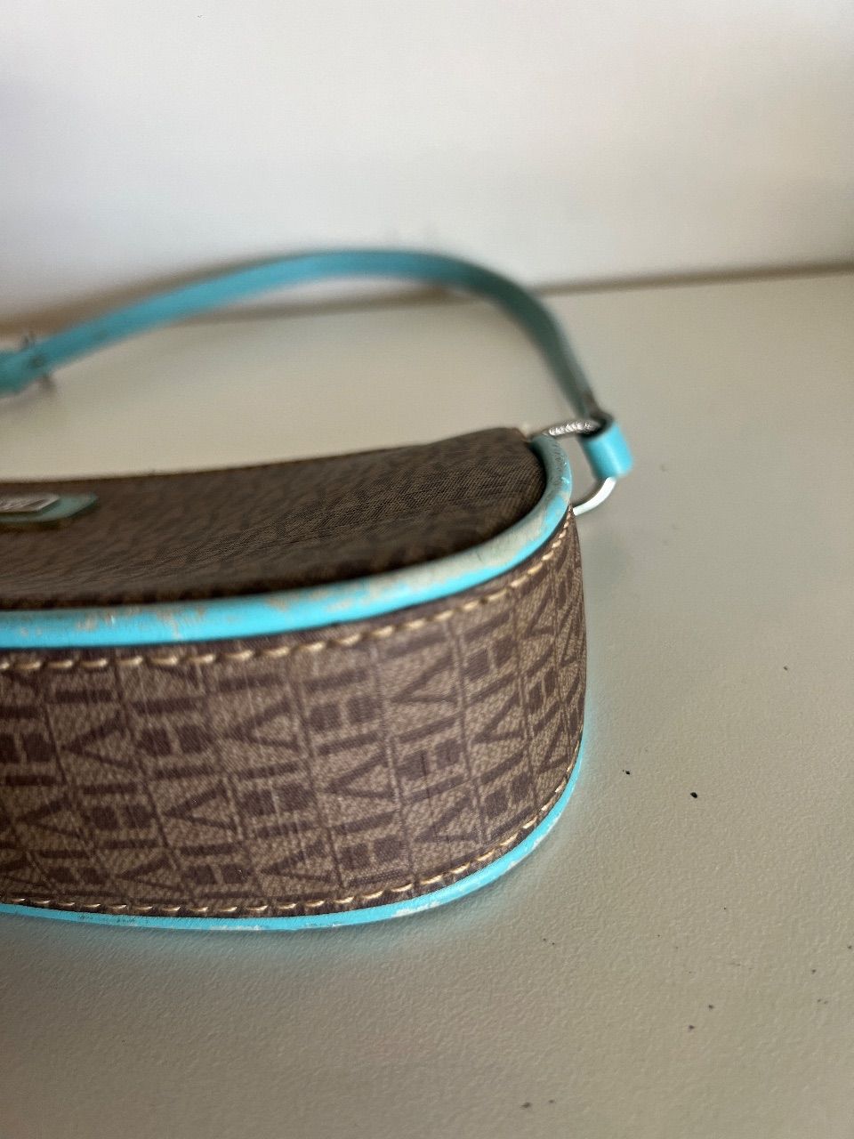 Bolsa baguete monograma marrom com detalhe turquesa — foto 7