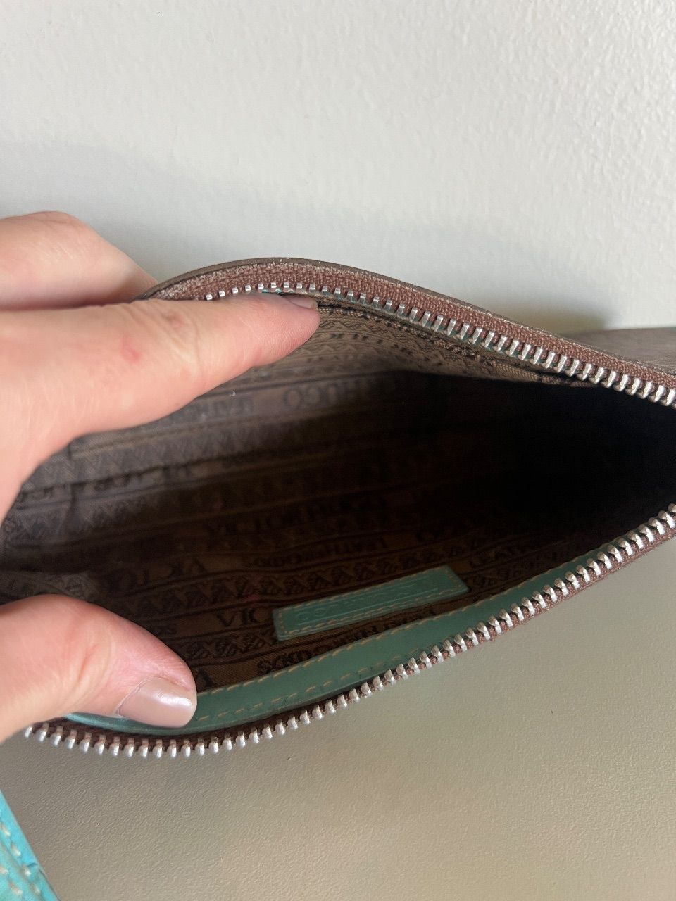 Bolsa baguete monograma marrom com detalhe turquesa — foto 8