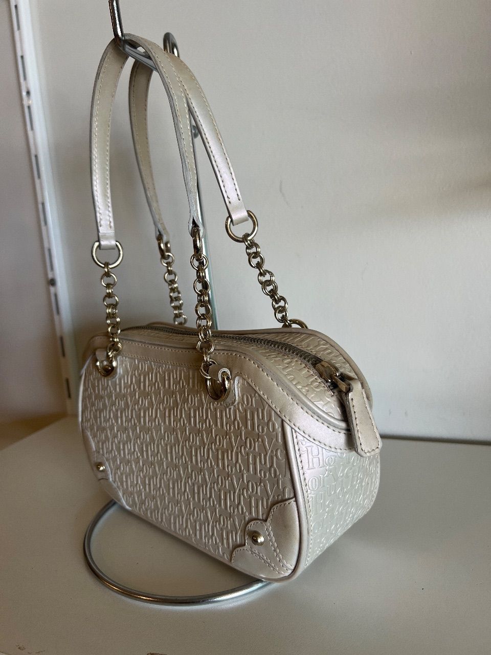 Bolsa bowling monograma off-white com alças de corrente — foto 2