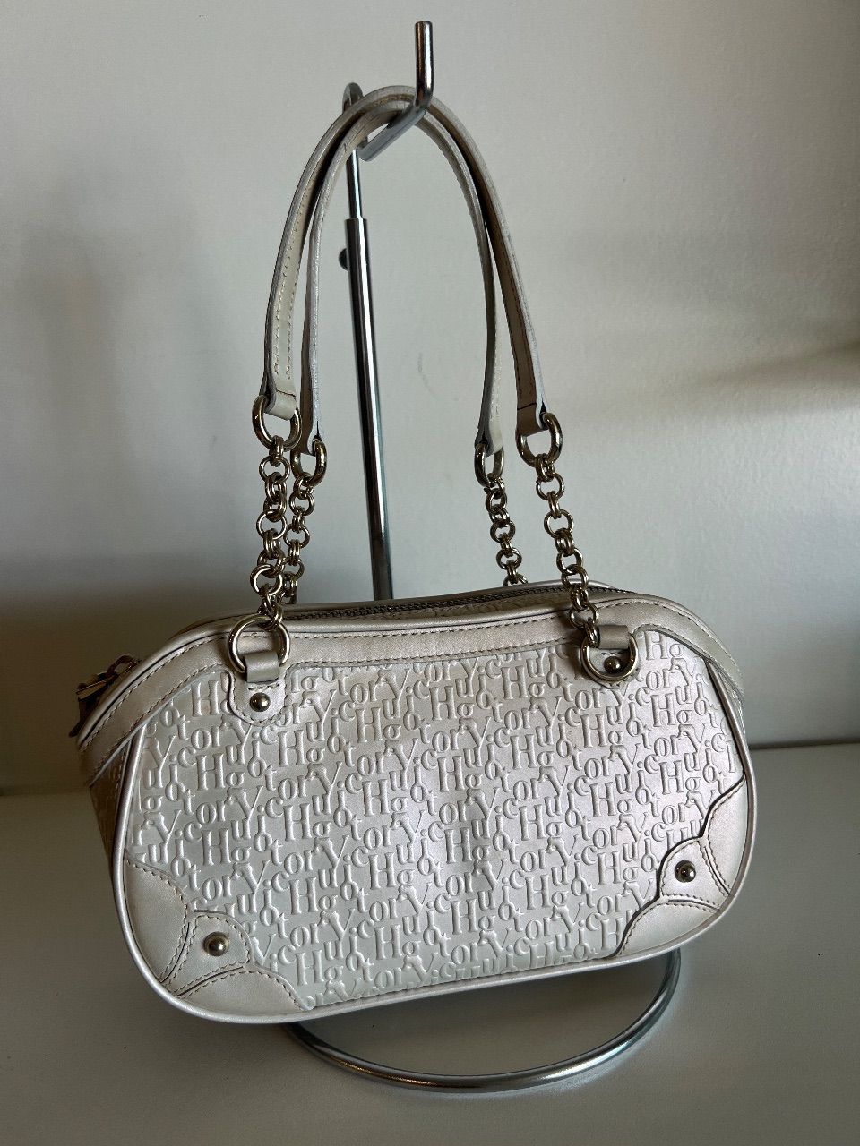 Bolsa bowling monograma off-white com alças de corrente — foto 3