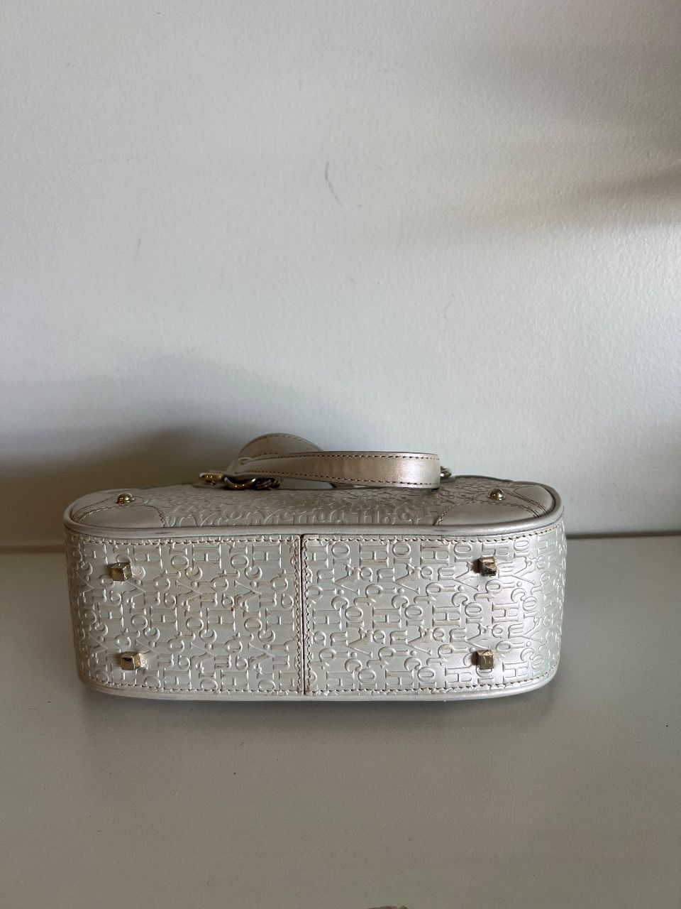 Bolsa bowling monograma off-white com alças de corrente — foto 4