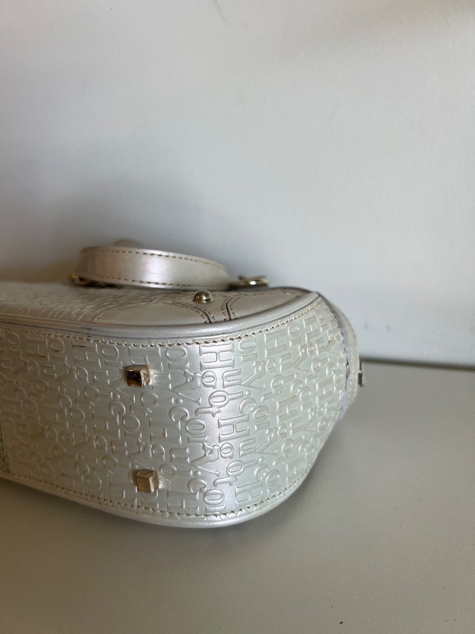 Bolsa bowling monograma off-white com alças de corrente — foto 5