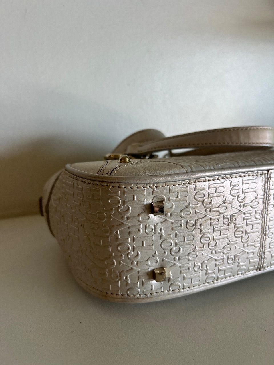 Bolsa bowling monograma off-white com alças de corrente — foto 6