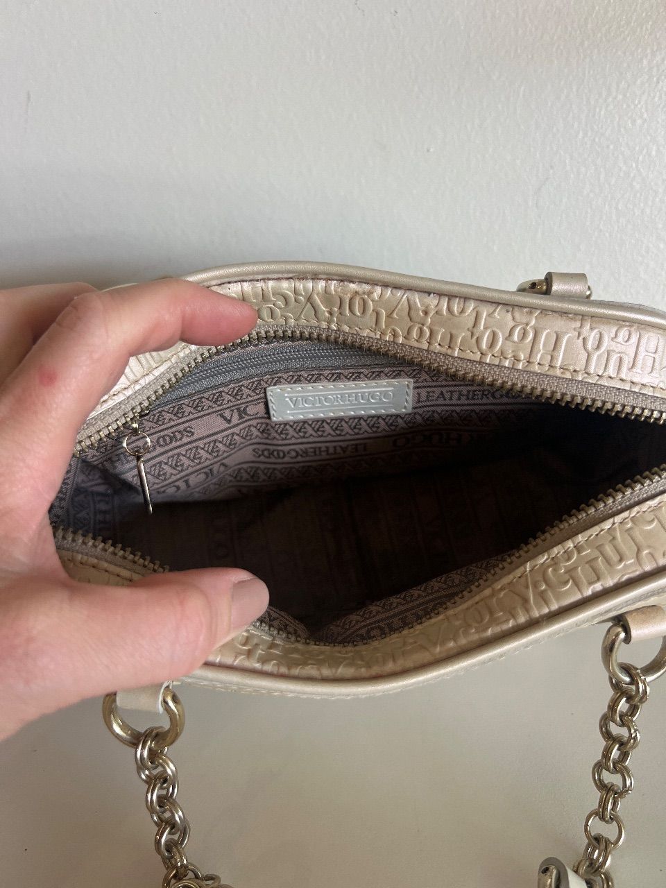 Bolsa bowling monograma off-white com alças de corrente — foto 7