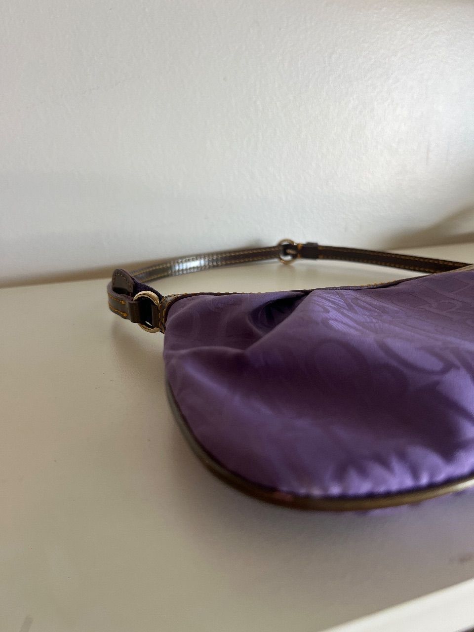 Bolsa baguete tecido monograma roxo — foto 7