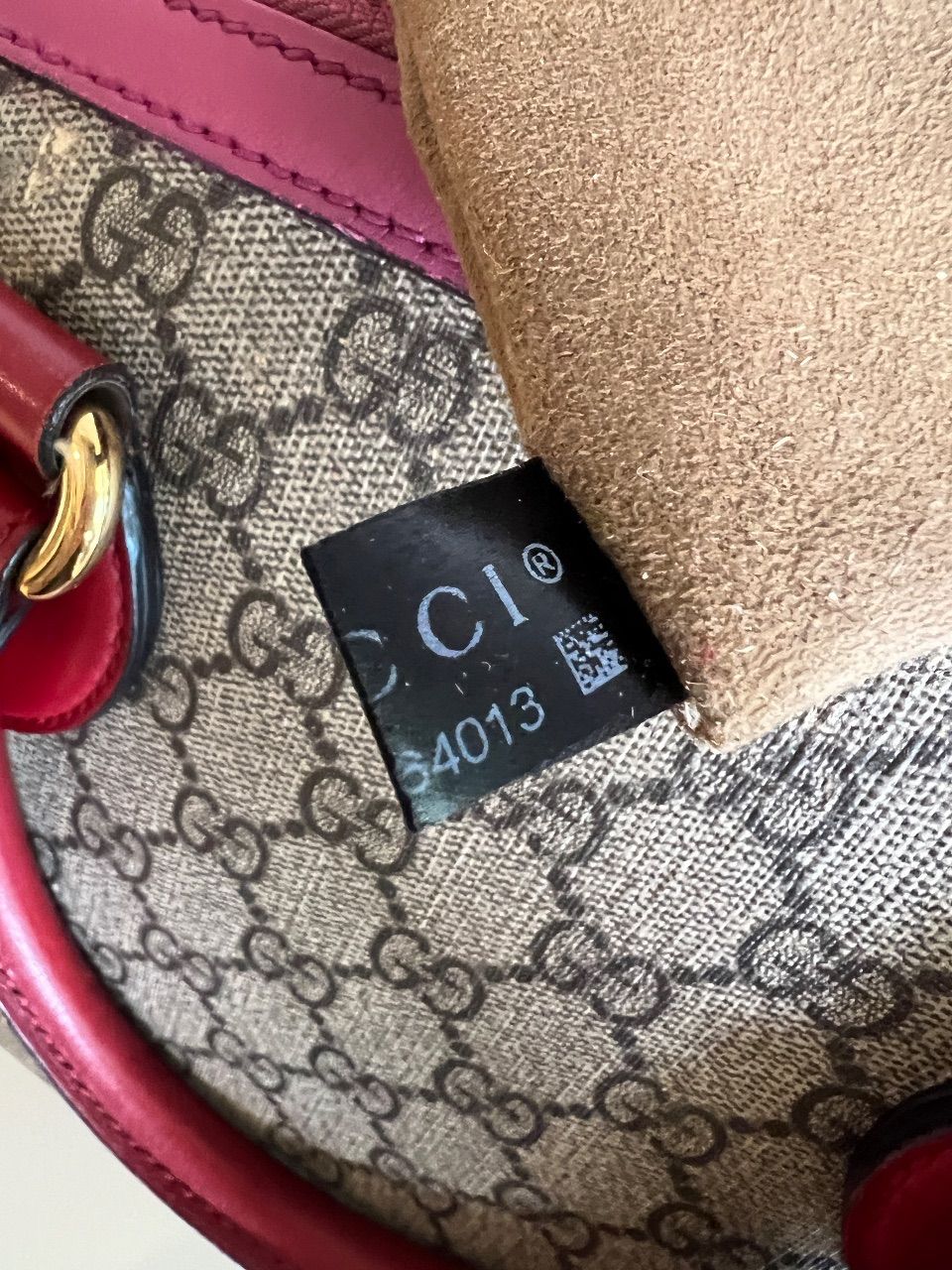 Bolsa boston GG Supreme pink e vermelha com alça longa — foto 10