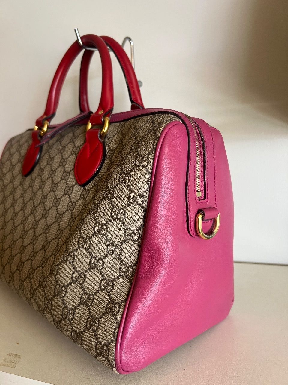 Bolsa boston GG Supreme pink e vermelha com alça longa — foto 2