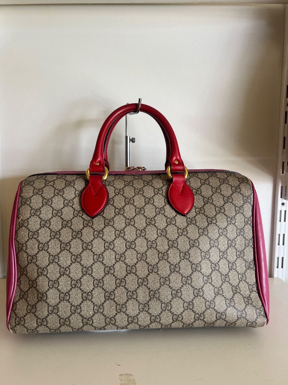 Bolsa boston GG Supreme pink e vermelha com alça longa — foto 3