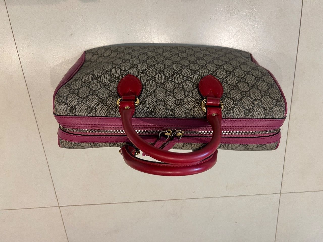Bolsa boston GG Supreme pink e vermelha com alça longa — foto 4