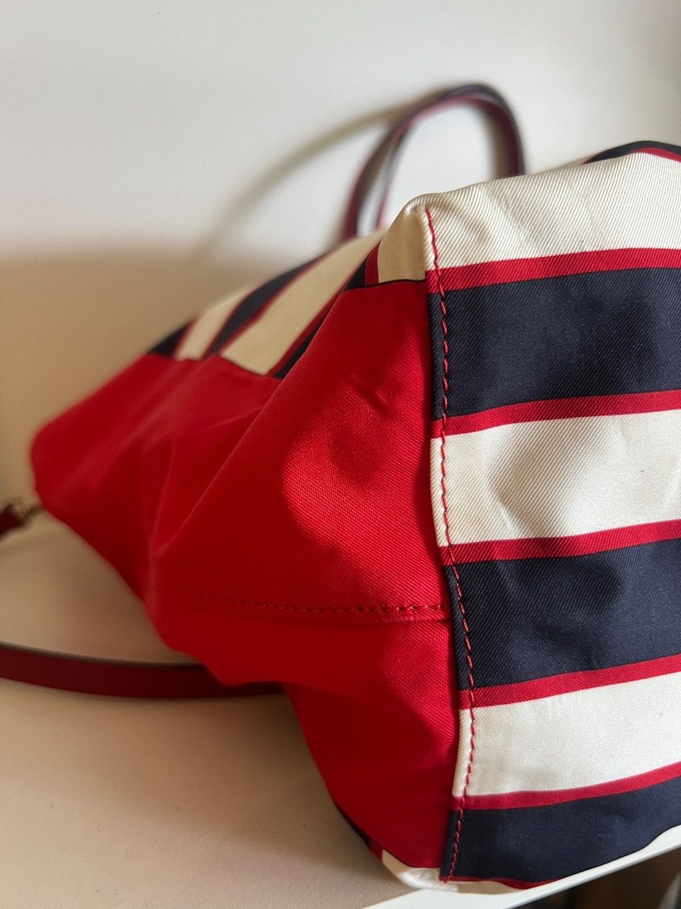 Bolsa tote Rockstud listrada vermelha — foto 6
